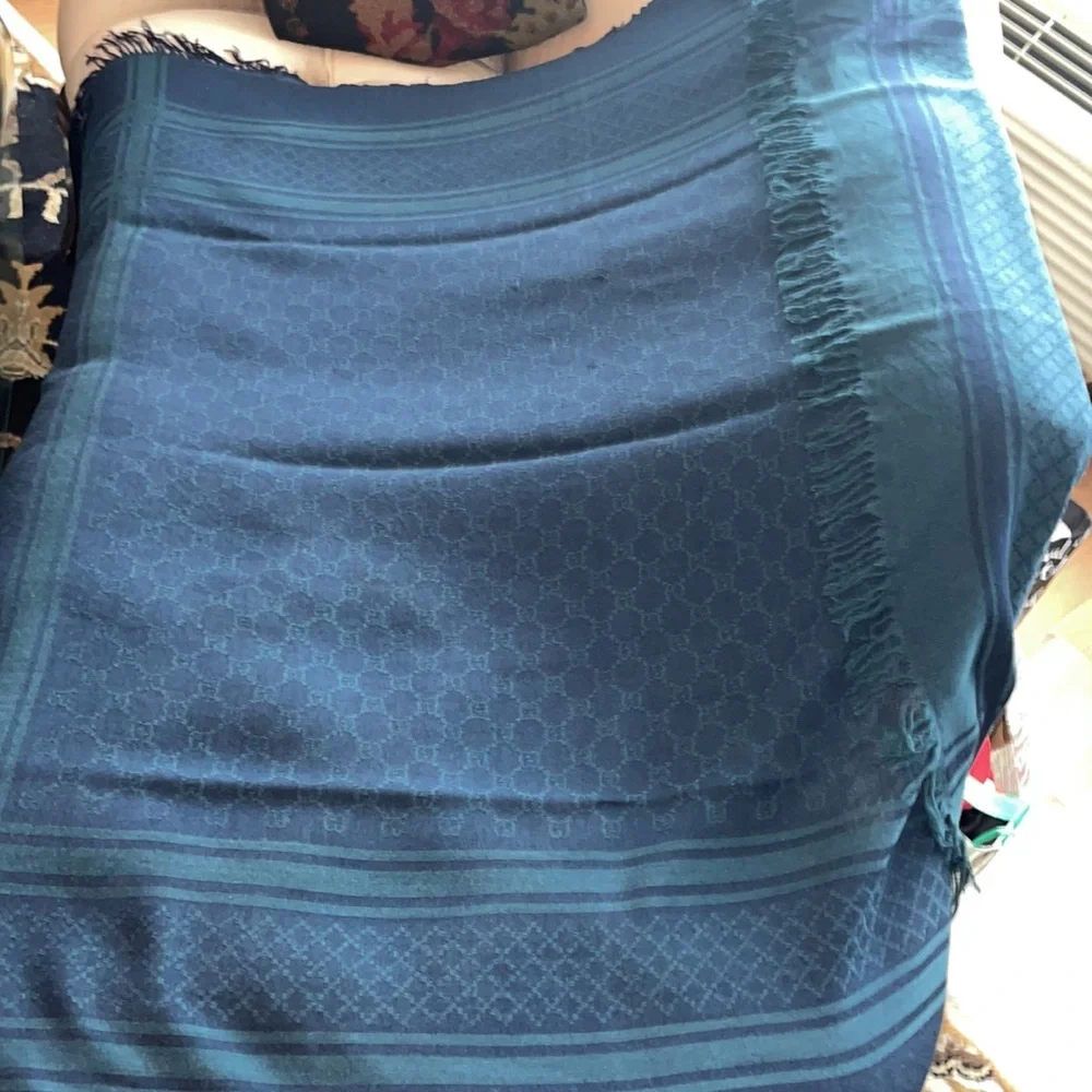 Authentic gucci scarf (unisex)